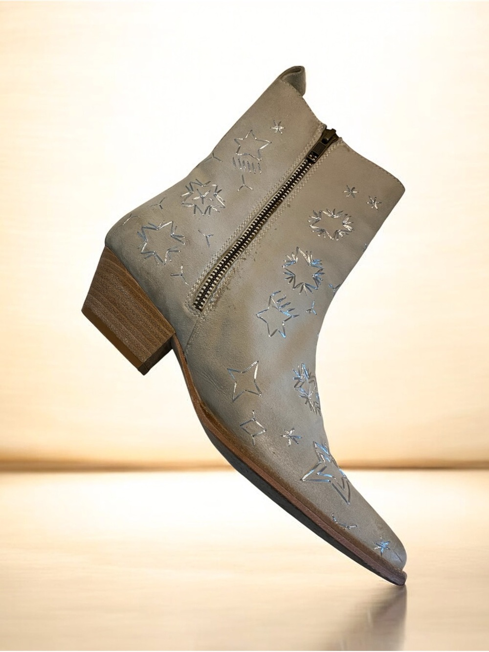 🌸 FREE PEOPLE Star-Embellished Ankle Boot in Light Gray